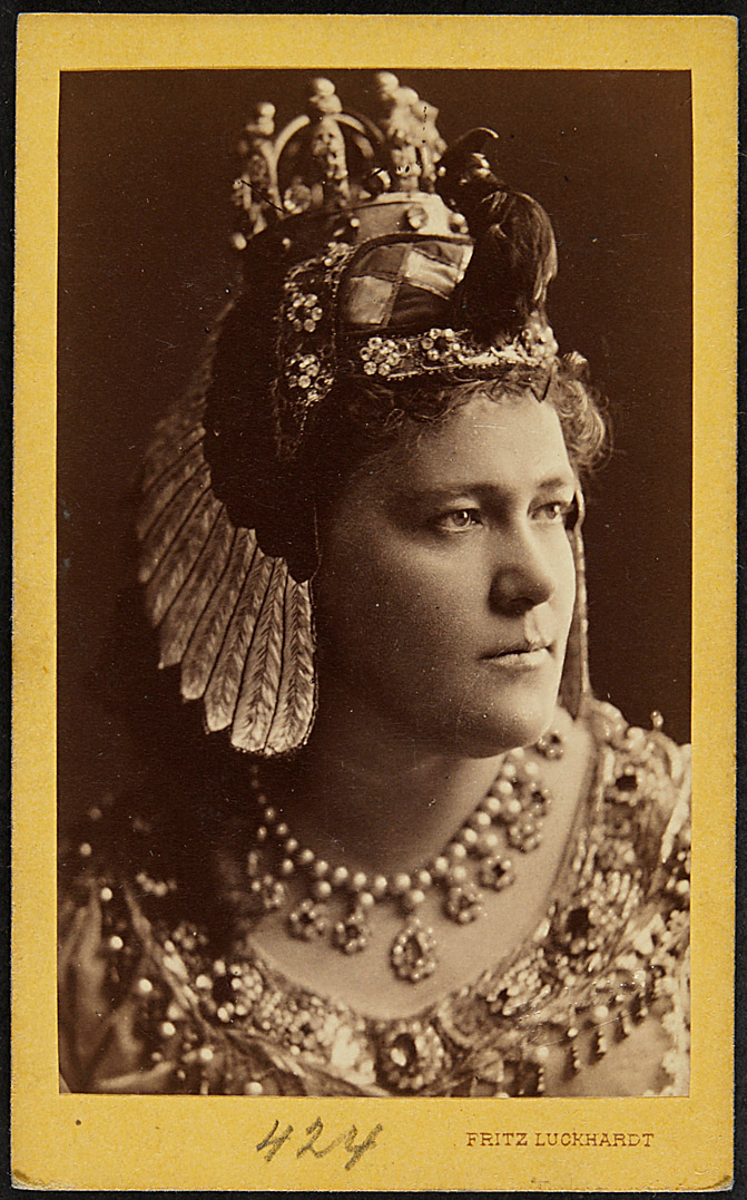 Marie Wilt, Verweis auf Stücktitel: Aida