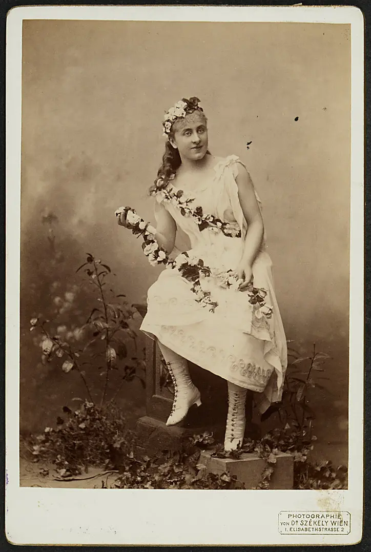 Stella Hohenfels, Verweis auf Stücktitel: Wintermärchen