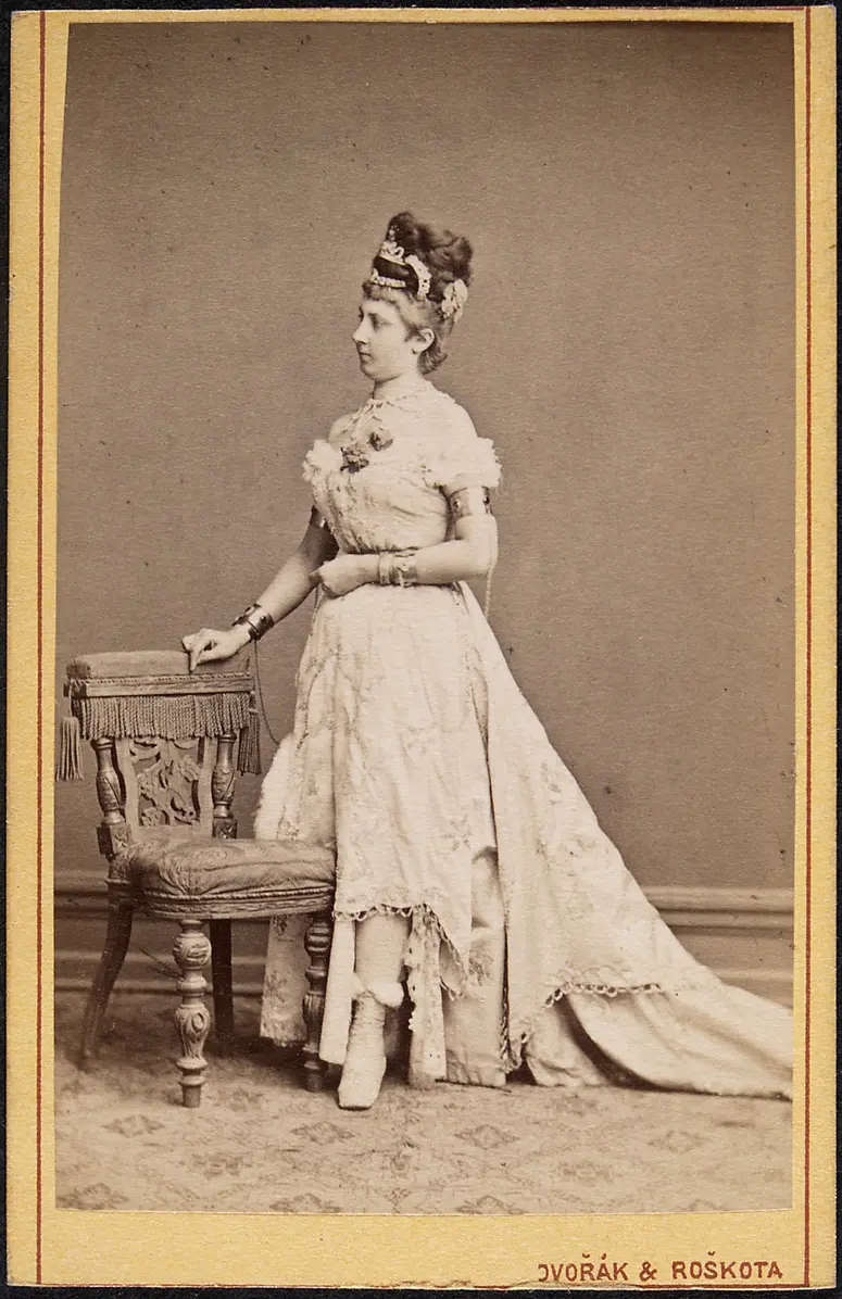 Frl. Kratova, Verweis auf Stücktitel: La fille de Madame Angot