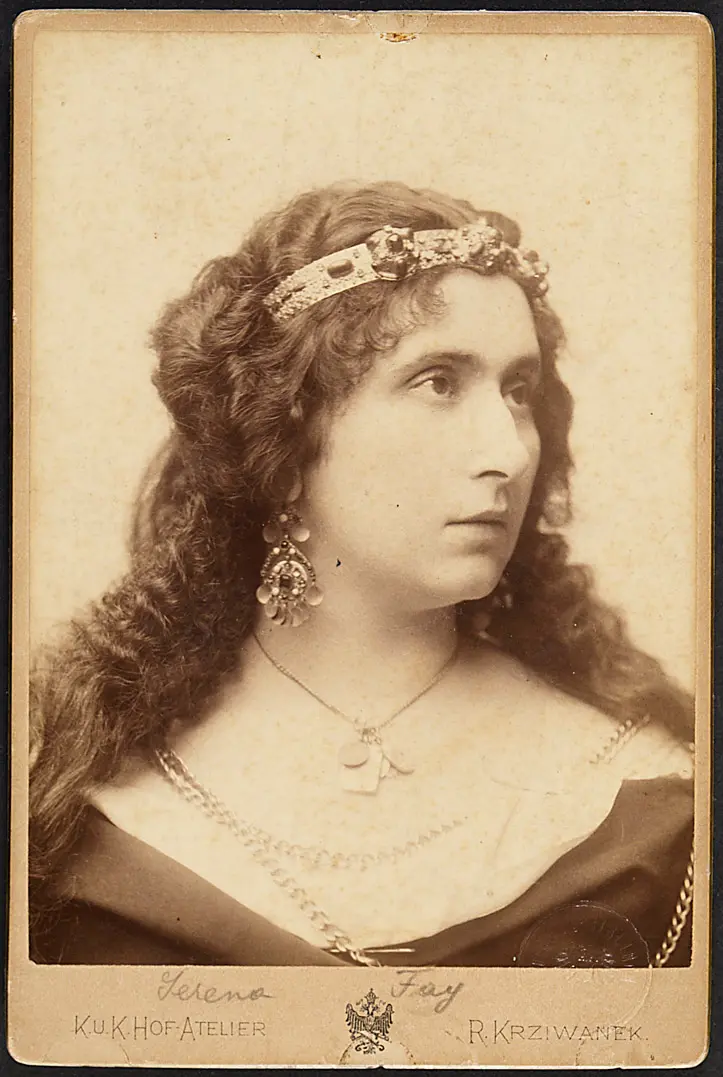 Serena Fay, Verweis auf Stücktitel: Medea