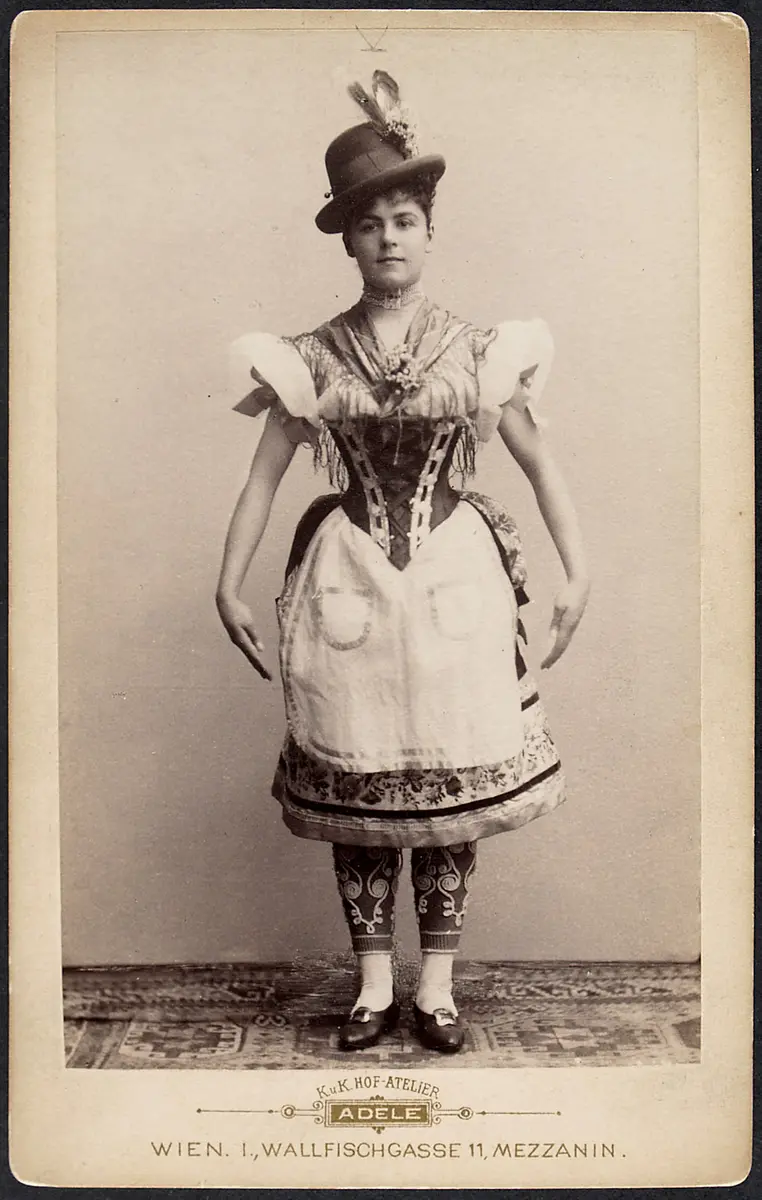 Lucie Balbo, Verweis auf Stücktitel: Die Puppenfee