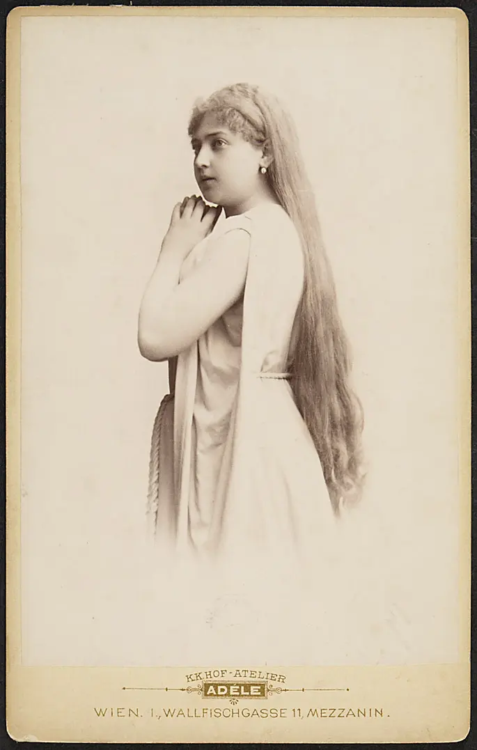 Lola Beeth, Verweis auf Stücktitel: Lohengrin
