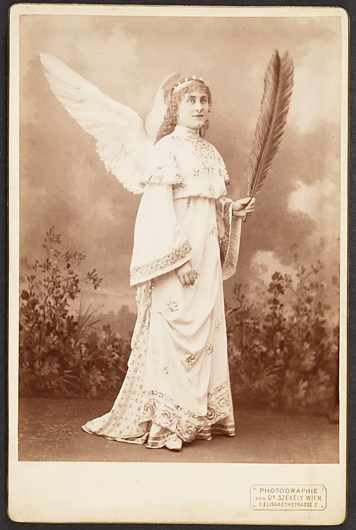 Stella Hohenfels, Verweis auf Stücktitel: Weihnachtsspiel