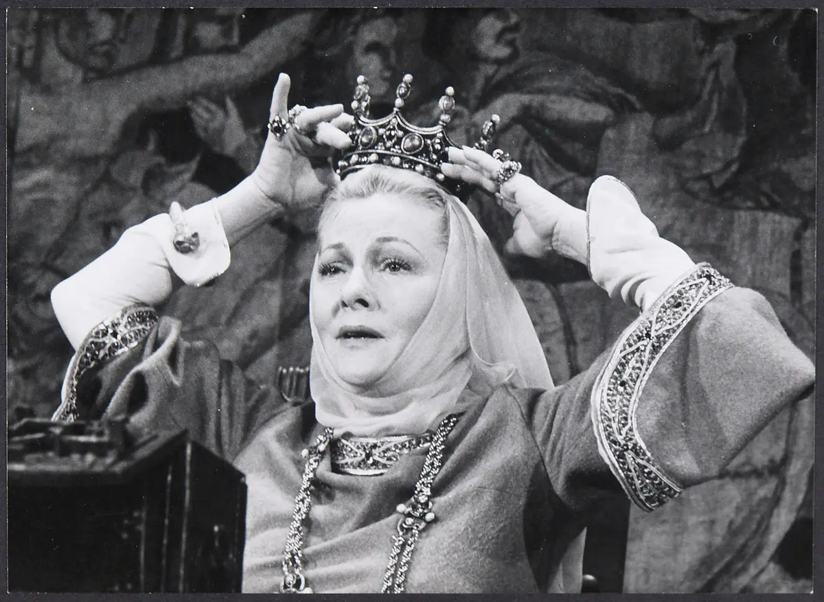 Joan Fontaine, Verweis auf Stücktitel: The Lion in Winter