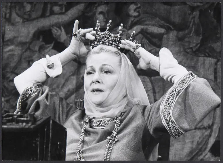 Joan Fontaine, Verweis auf Stücktitel: The Lion in Winter