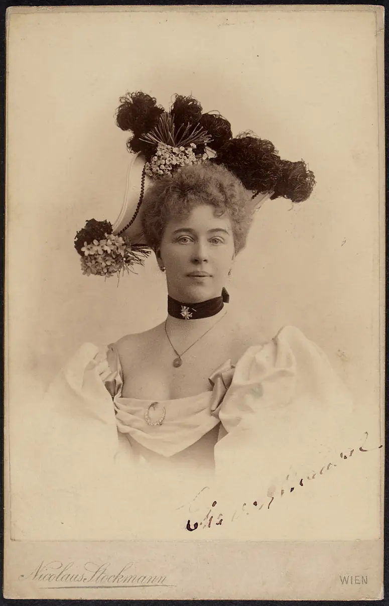 unbekannte Person (Erika von Brauval?)