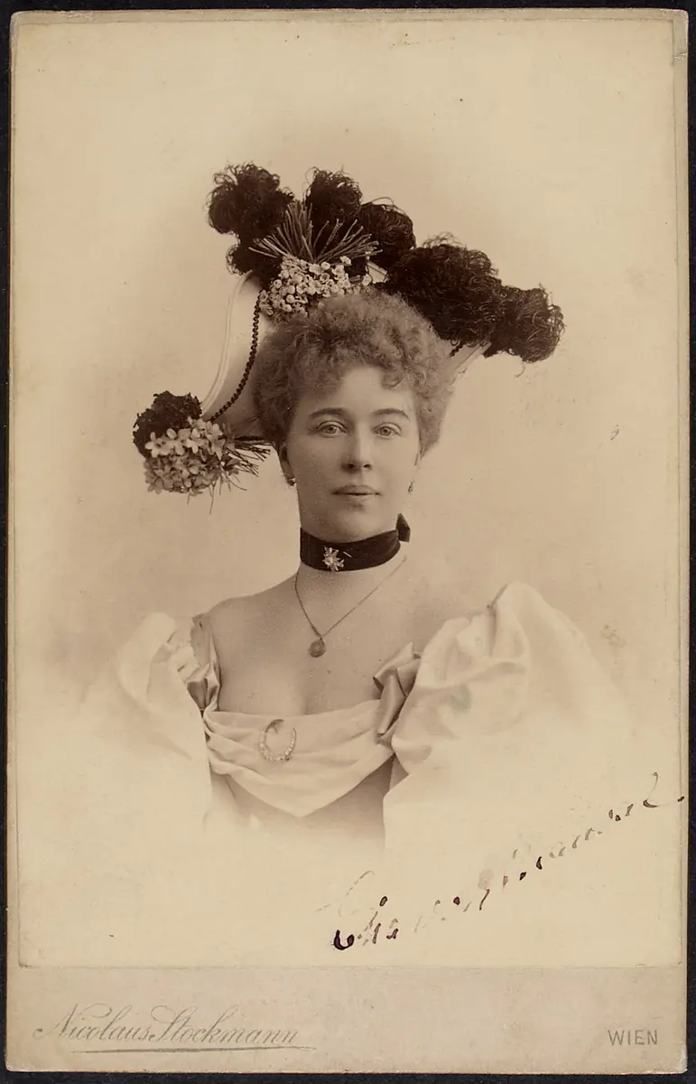 unbekannte Person (Erika von Brauval?)