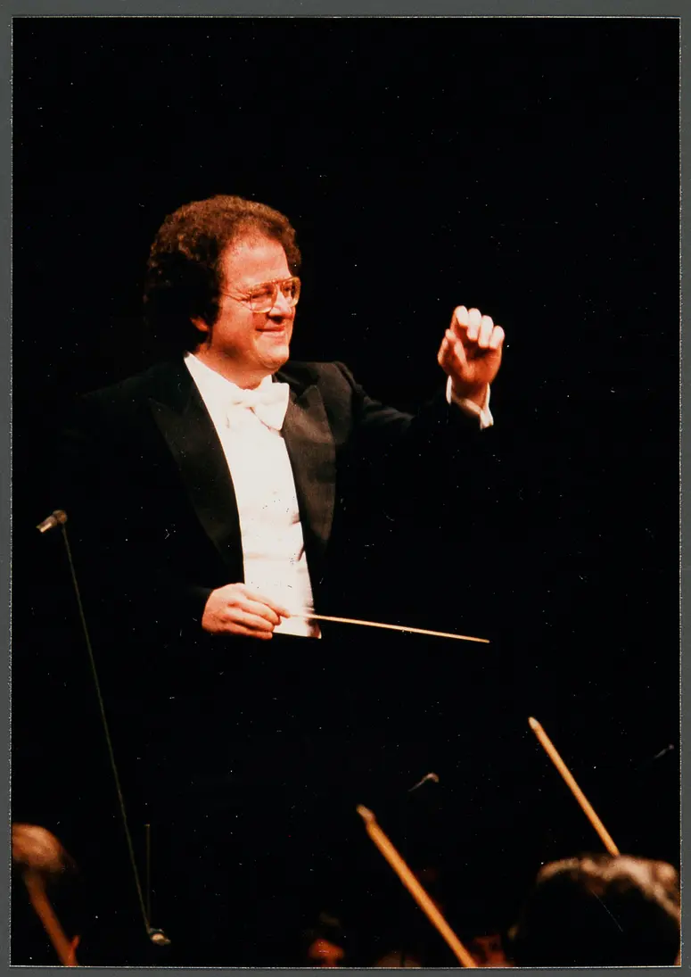 James Levine, Verweis auf Stücktitel: Gala der Stars