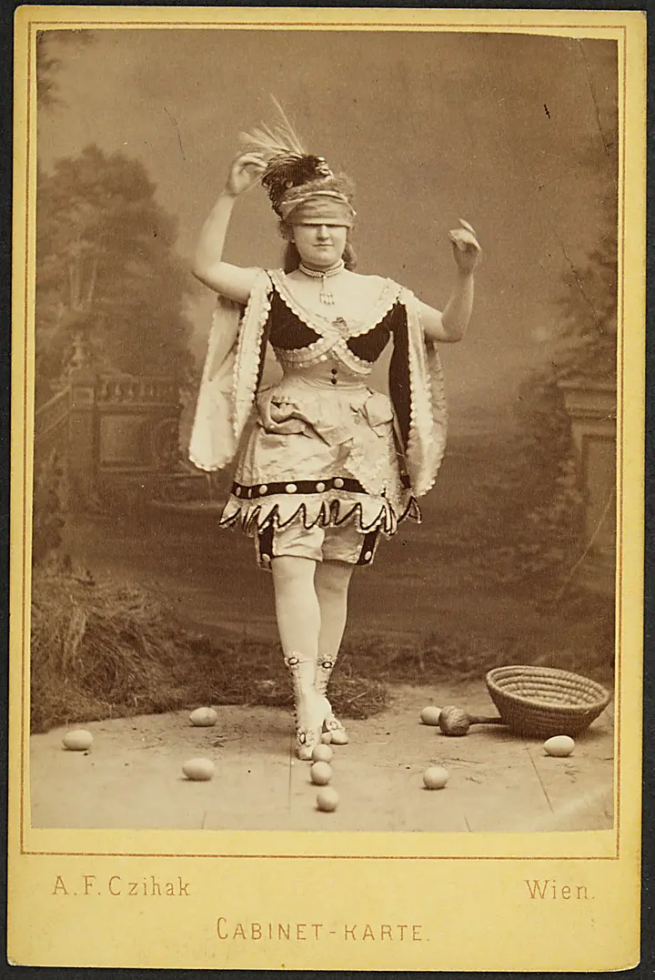 Fritzi Blum, Verweis auf Stücktitel: Die Dame mit dem Goldchignon