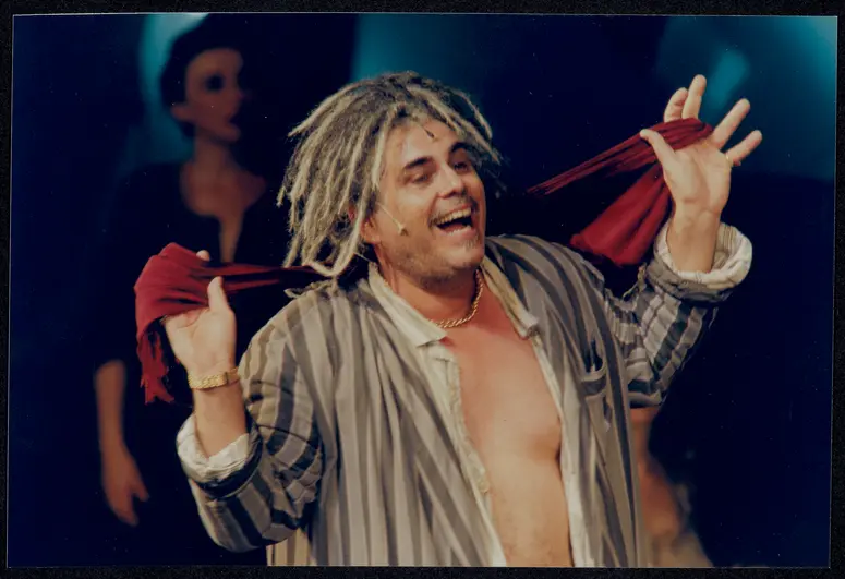 David Moss, Verweis auf Stücktitel: Die Fledermaus