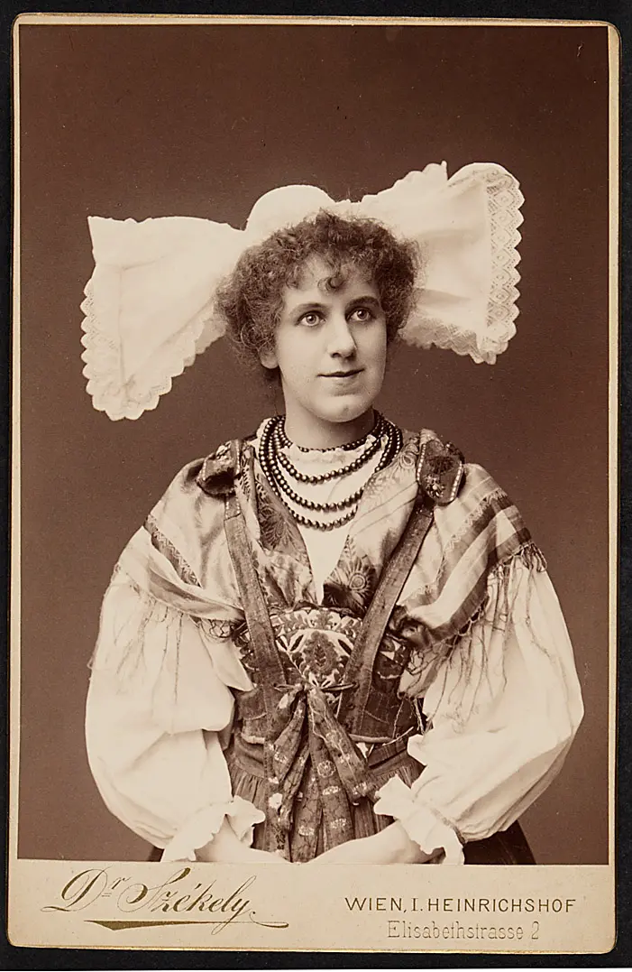 Edith Walker, Verweis auf Stücktitel: Die verkaufte Braut