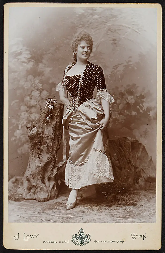 Lotte Witt, Verweis auf Stücktitel: Die Laune der Verliebten