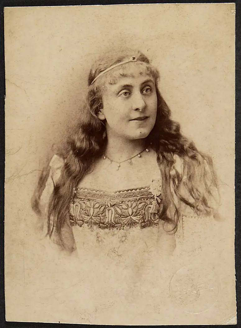 Stella Hohenfels, Verweis auf Stücktitel: Die Rose