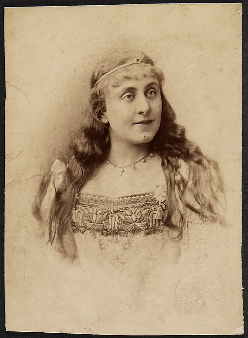 Stella Hohenfels, Verweis auf Stücktitel: Die Rose