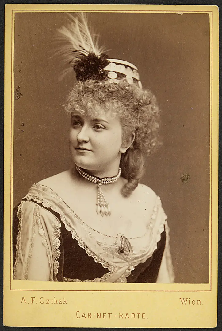 Fritzi Blum, Verweis auf Stücktitel: Die Dame mit dem Goldchignon