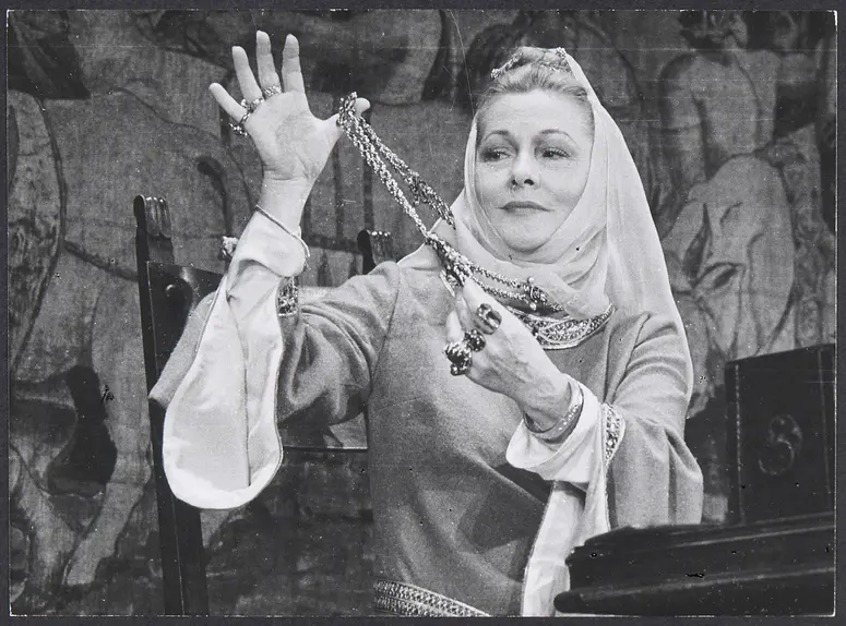 Joan Fontaine, Verweis auf Stücktitel: The Lion in Winter
