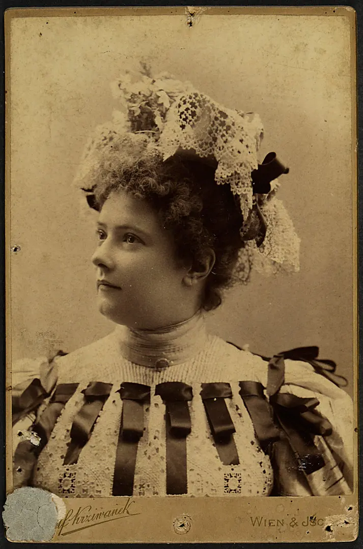 Johanna Frey, Verweis auf Stücktitel: Die Chansonette