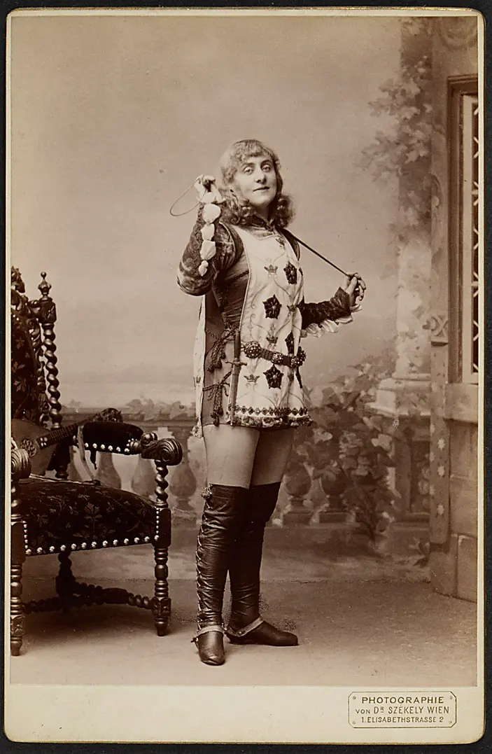 Stella Hohenfels, Verweis auf Stücktitel: Wildfeuer