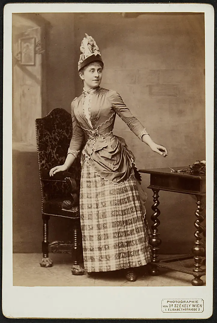 Stella Hohenfels, Verweis auf Stücktitel: Abbé Constantin