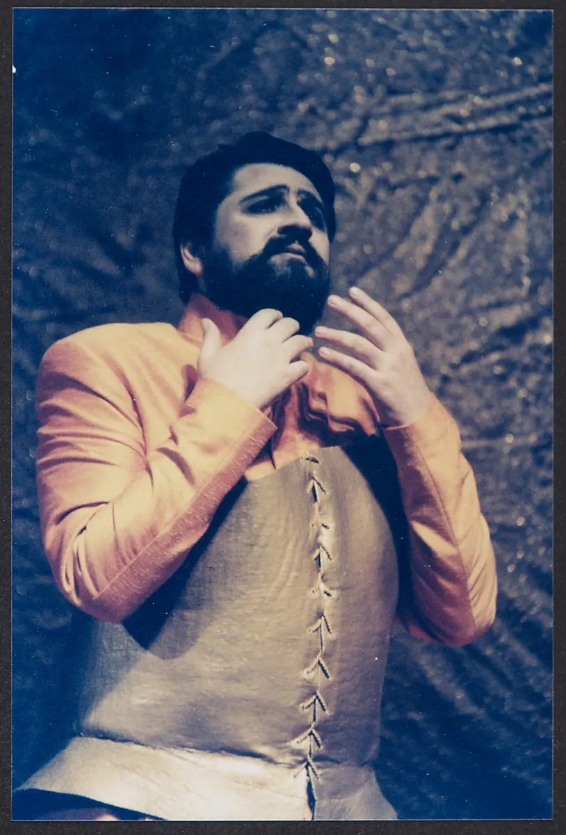 Angelos Fotiadis, Verweis auf Stücktitel: Die Pilger von Mekka