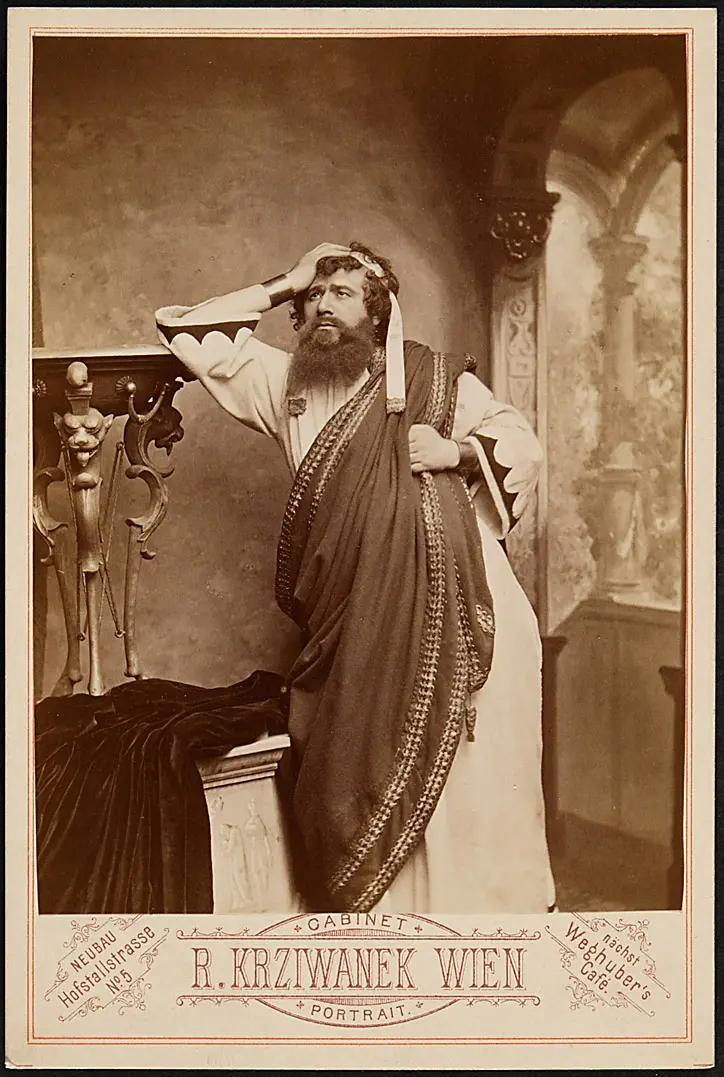 Carl Arnau, Verweis auf Stücktitel: Antigone