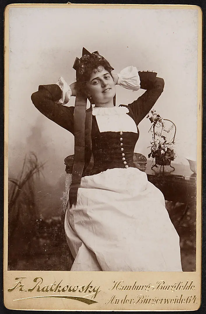 Lotte Witt, Verweis auf Stücktitel: Dorf und Stadt