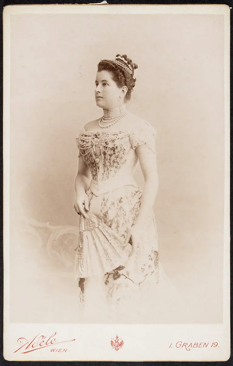 Marie Renard, Verweis auf Stücktitel: Die Fledermaus