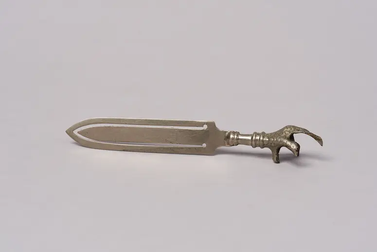 Lesezeichen mit Brieföffner