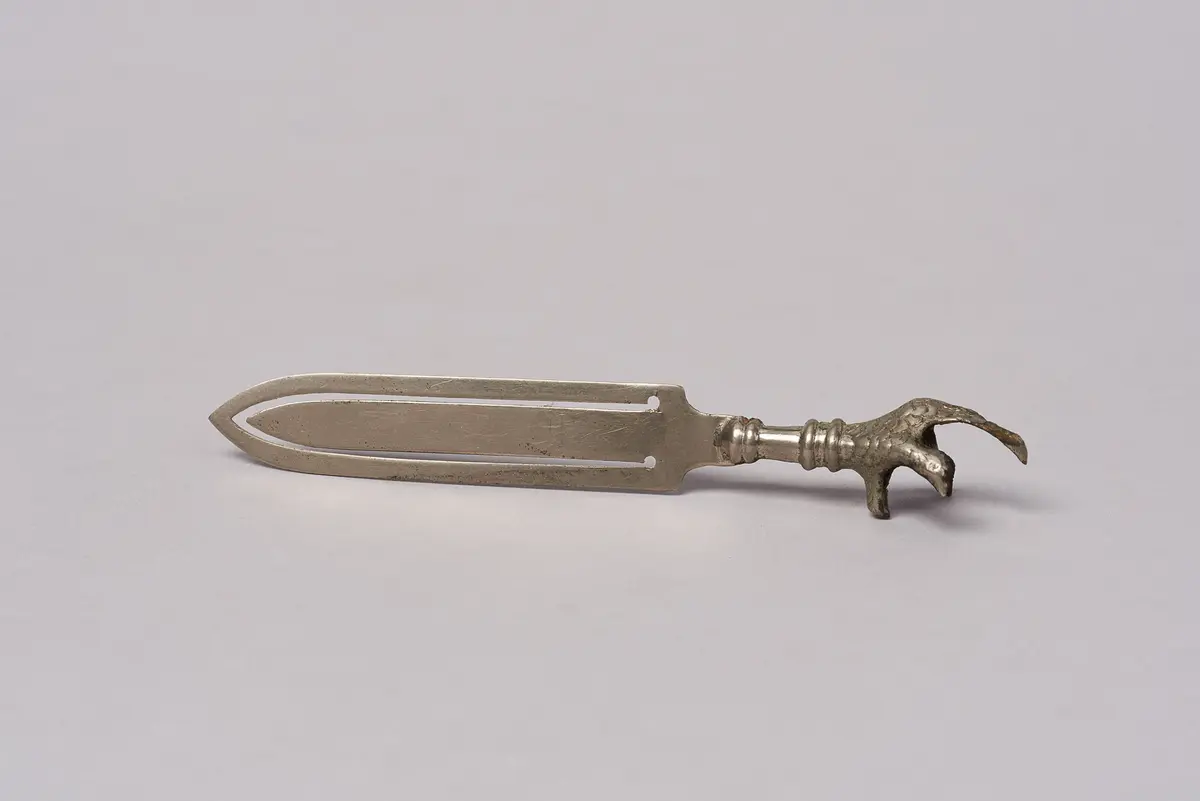 Lesezeichen mit Brieföffner