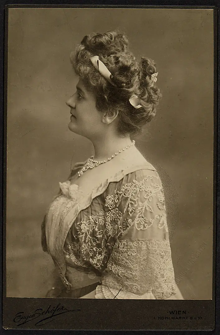 Lotte Witt, Verweis auf Stücktitel: Anna Karenina
