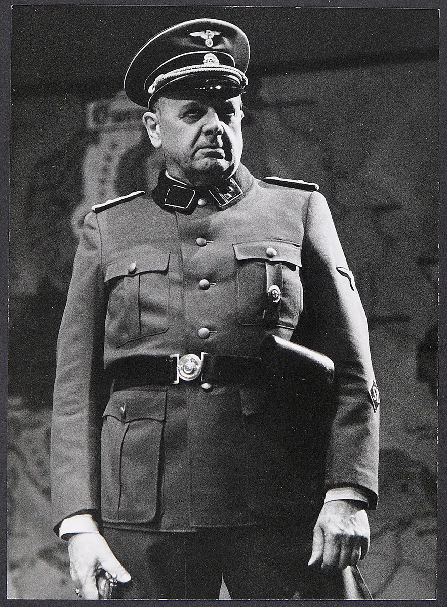 Peter Hey, Verweis auf Stücktitel: Der Kommandant