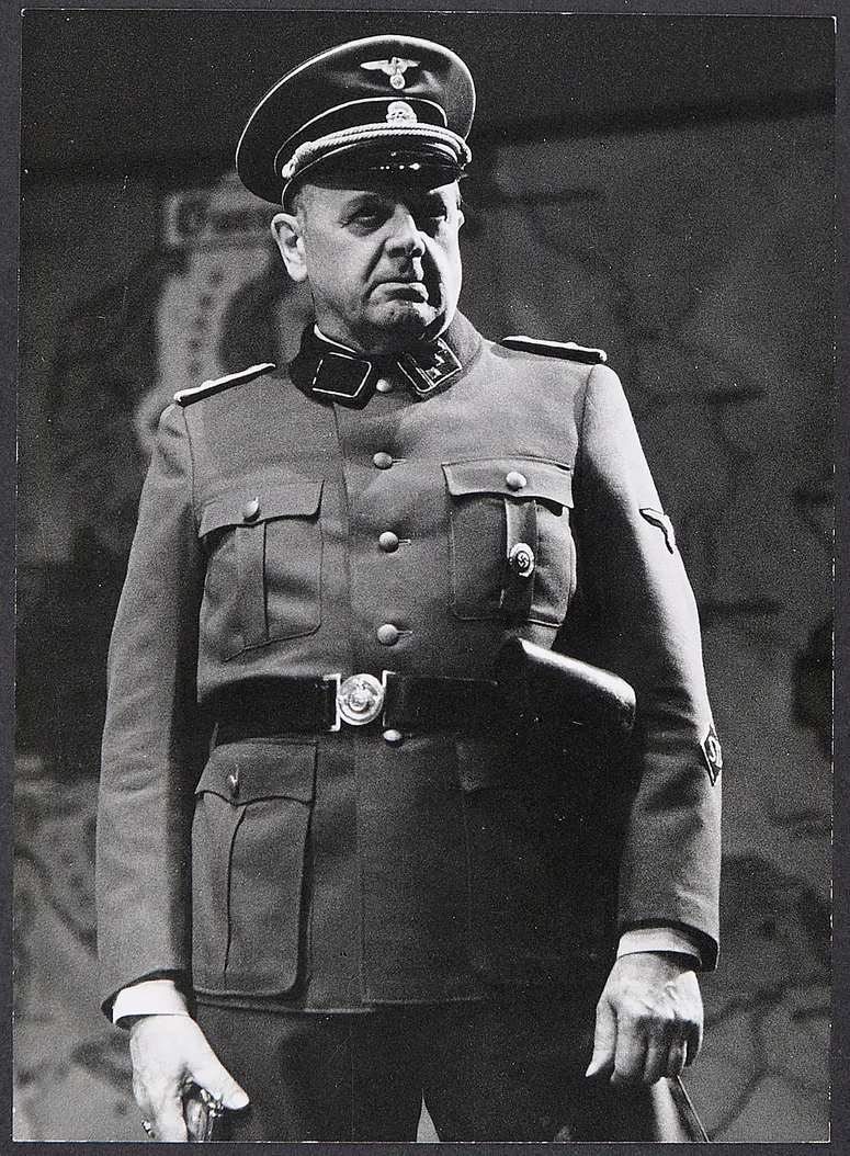 Peter Hey, Verweis auf Stücktitel: Der Kommandant