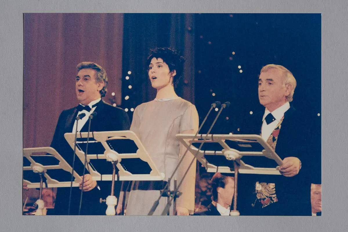 Plácido Domingo, Verweis auf Stücktitel: Merry Christmas