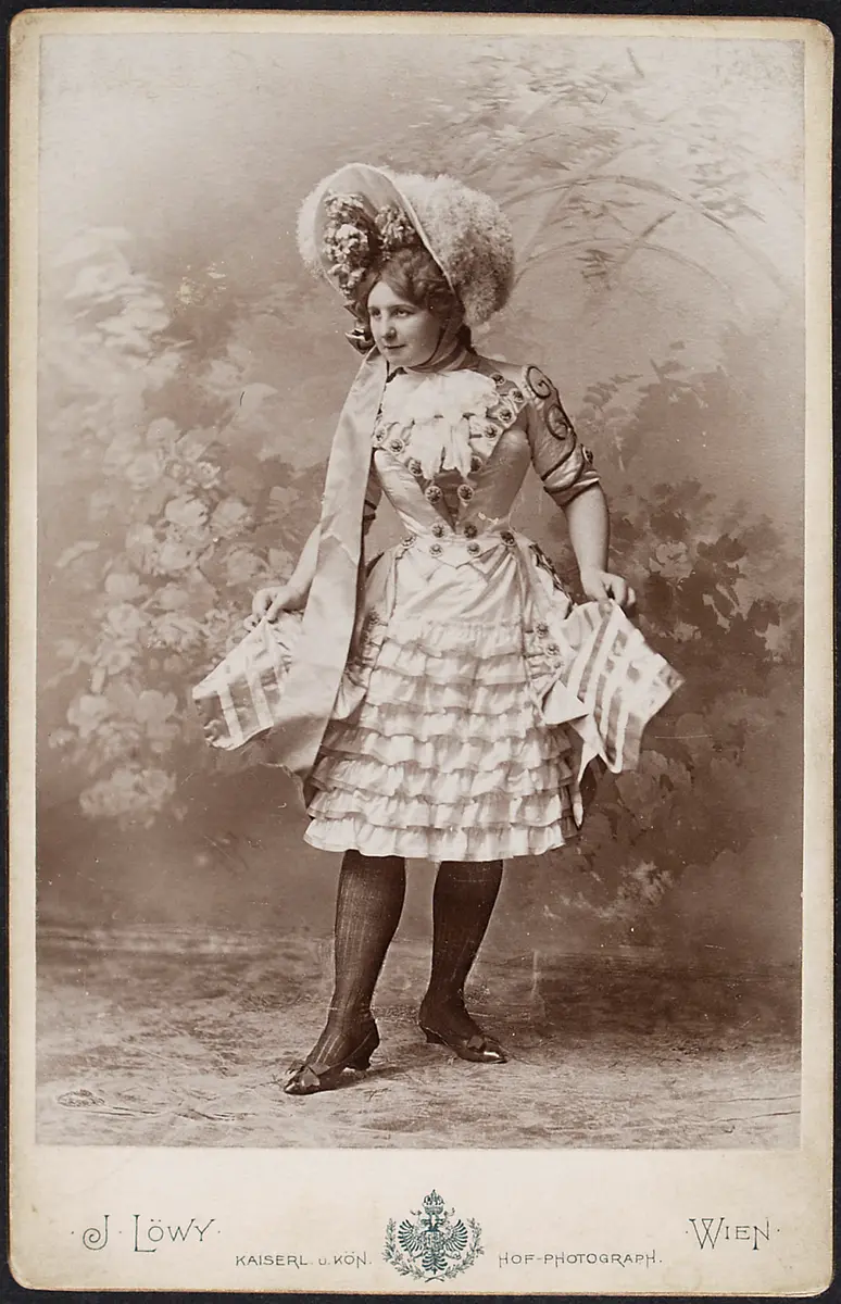 Minnie Milton, Verweis auf Stücktitel: Die Schöne von New York