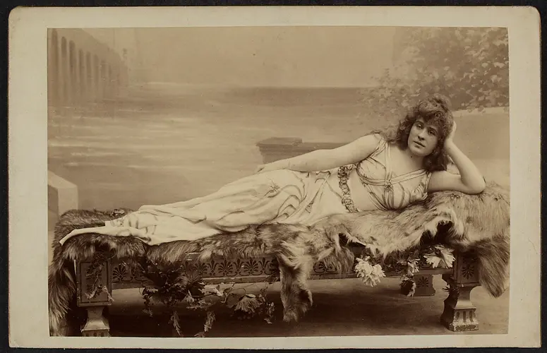 Helene Odilon, Verweis auf Stücktitel: Chrysis