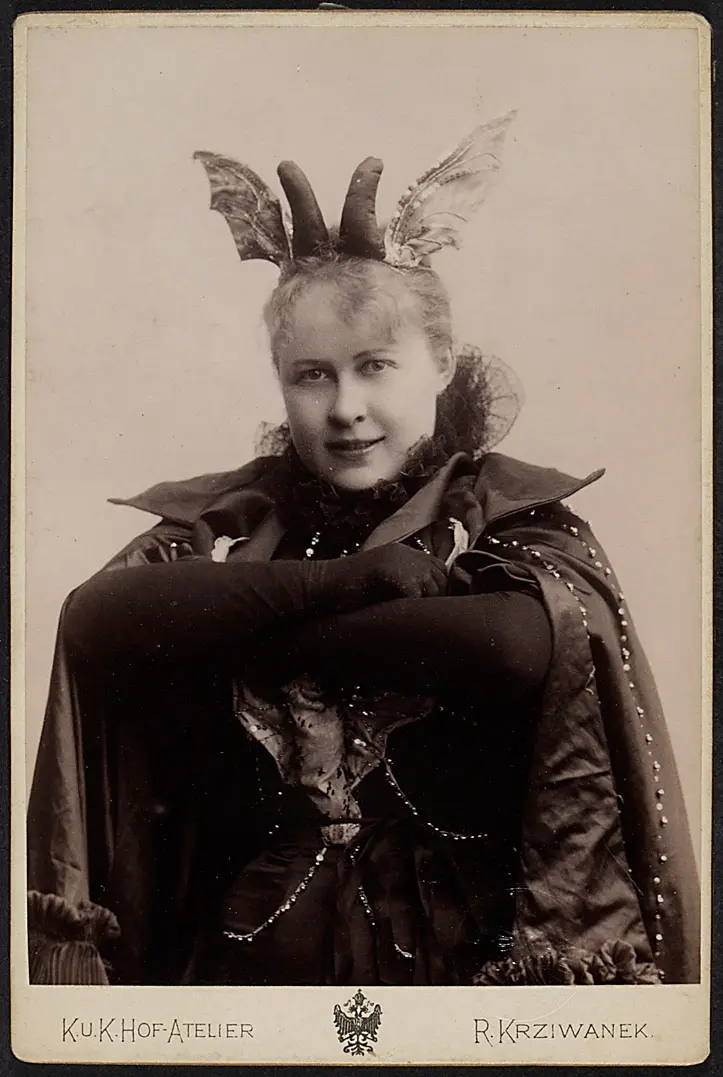 Betty Stojan, Verweis auf Stücktitel: Sataniel