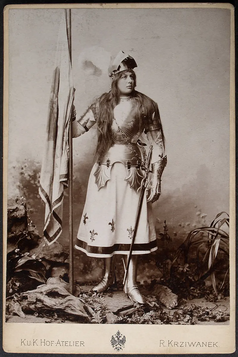 Lona Leslie, Verweis auf Stücktitel: Johanna von Orleans