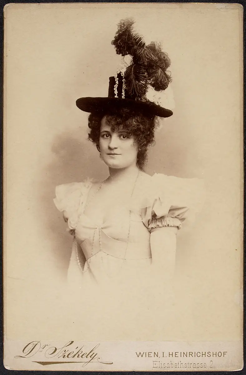 Annie Dirkens, Verweis auf Stücktitel: Göttin der Vernunft