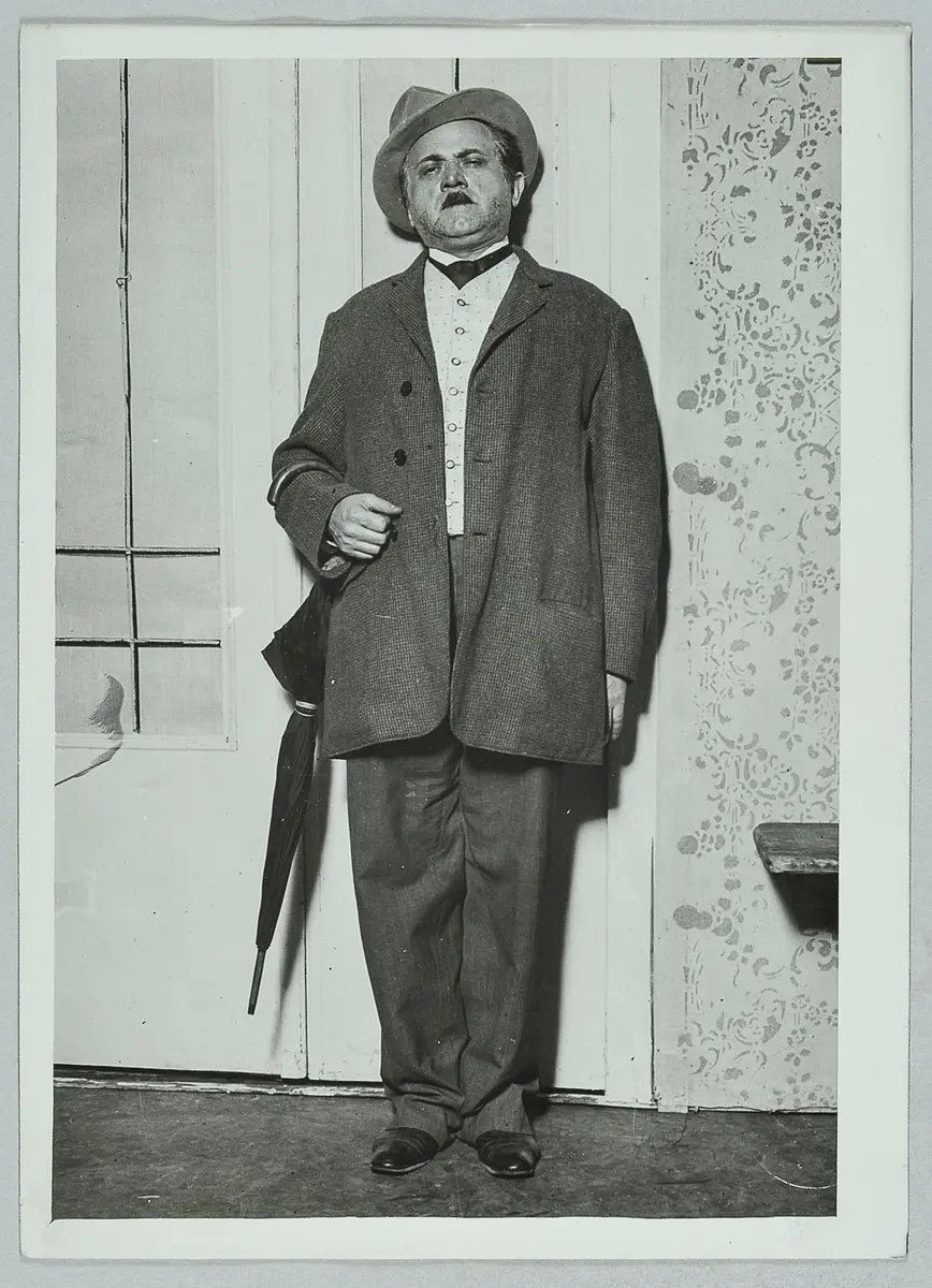 Ludwig Stössel, Verweis auf Stücktitel: Familie Schimek