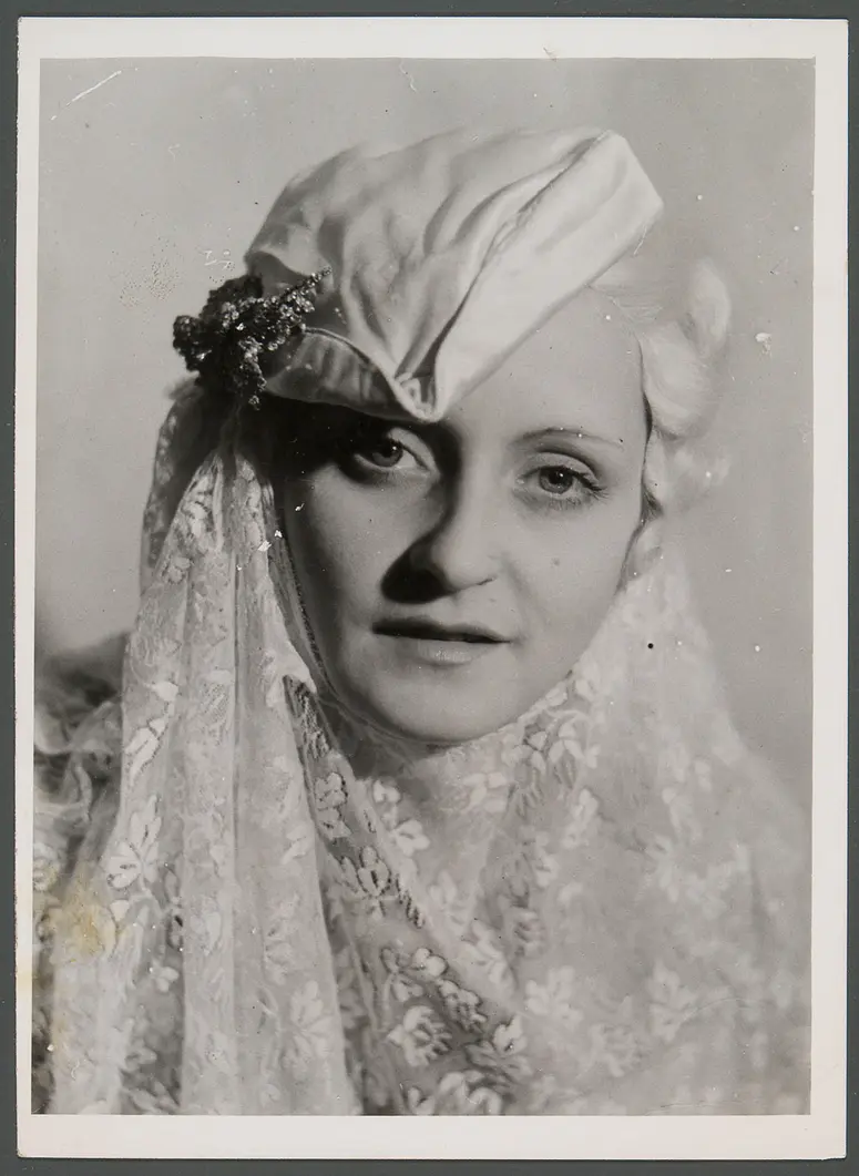 Tatjana Menotti, Verweis auf Stücktitel: Casanova