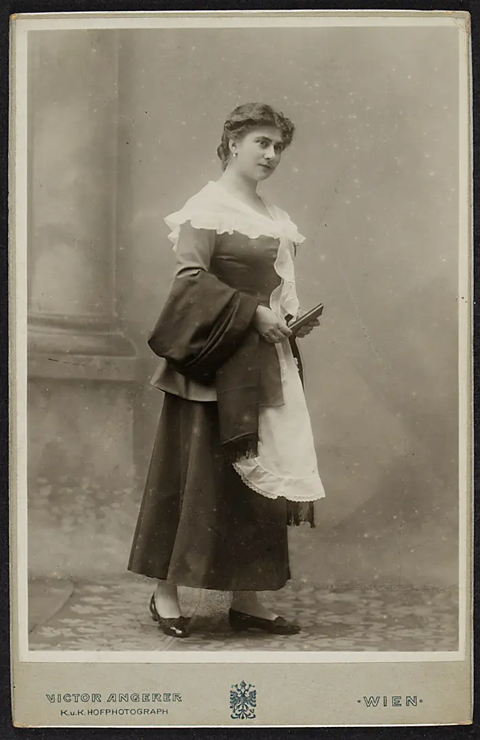 Kamilla Weigang, Verweis auf Stücktitel: Marionettentreue