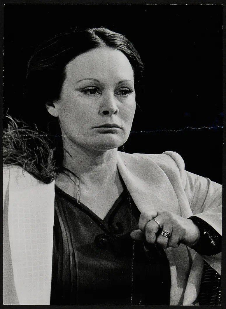 Krista Keller di Cerami, Verweis auf Stücktitel: Buckel
