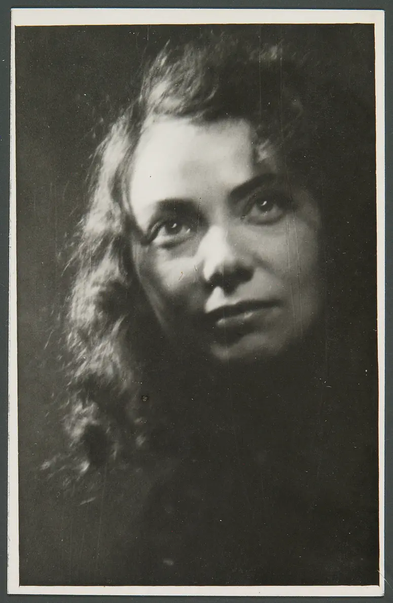 Erika Pelikowsky, Verweis auf Stücktitel: Antigone