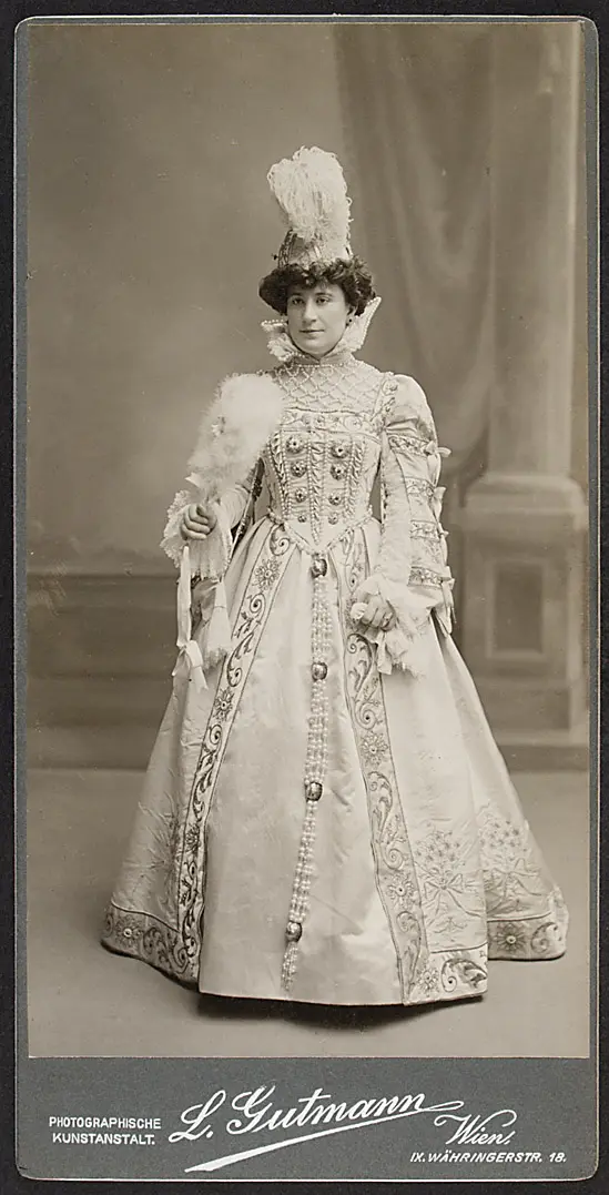 Mizzi Zwerenz, Verweis auf Stücktitel: Fesche Geister