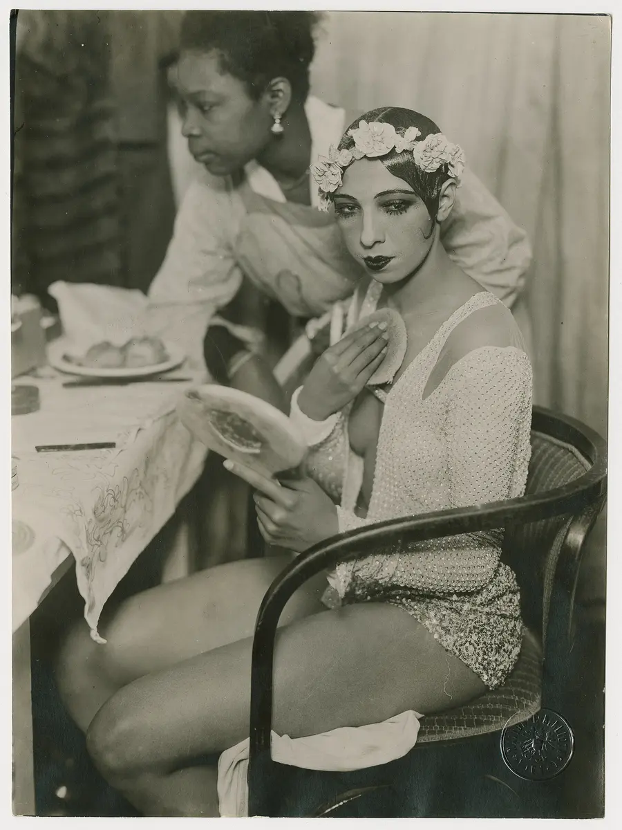 Josephine Baker, Verweis auf Stücktitel: Schwarz auf Weiss