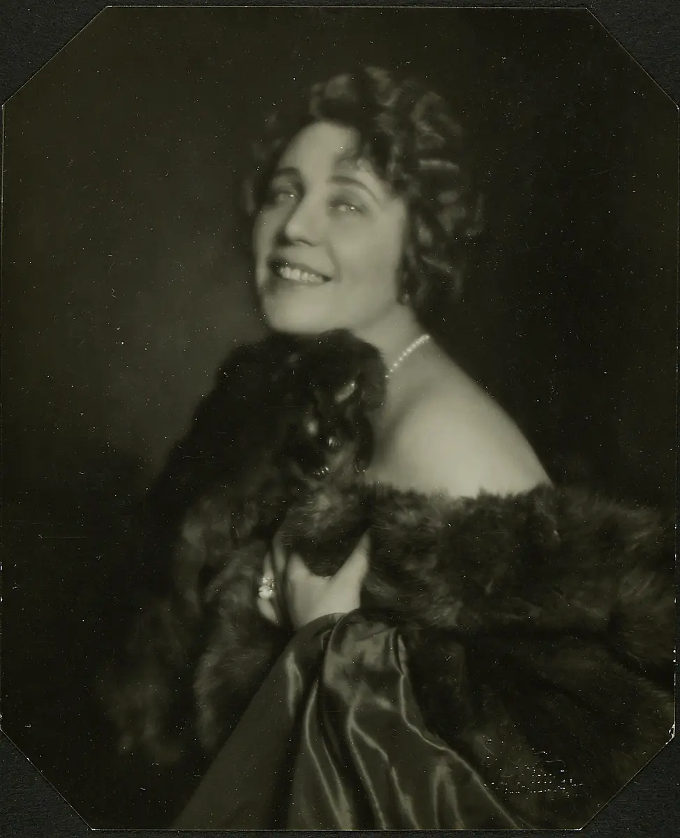 Valentine Arenzwari. Gattin von Jasha Jushny dem Leiter des Kabaretts 