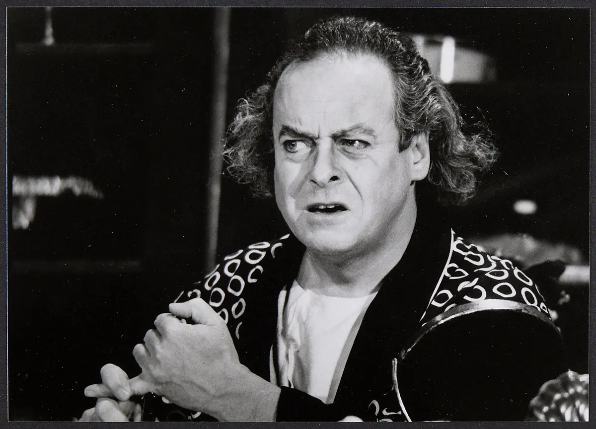 Michael N. Harbour, Verweis auf Stücktitel: The Dresser