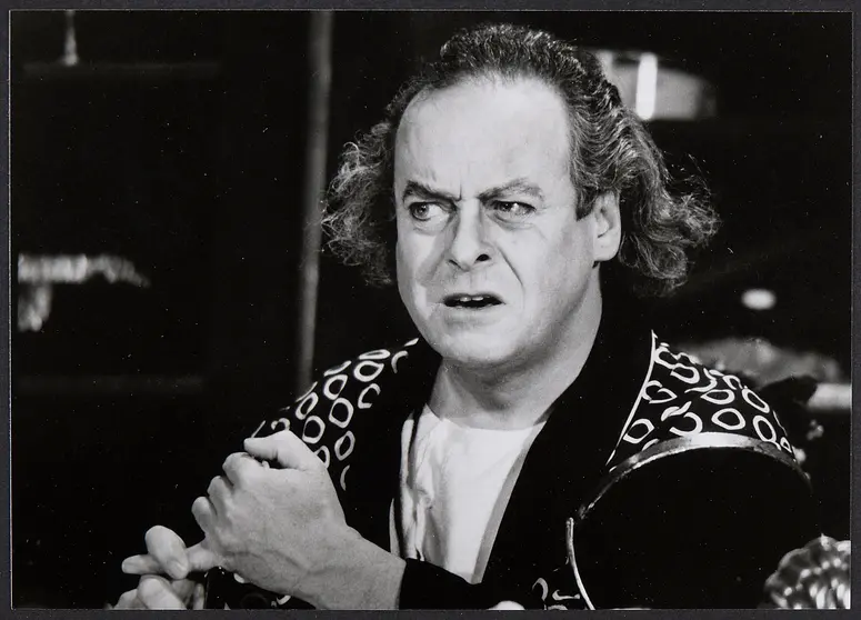 Michael N. Harbour, Verweis auf Stücktitel: The Dresser