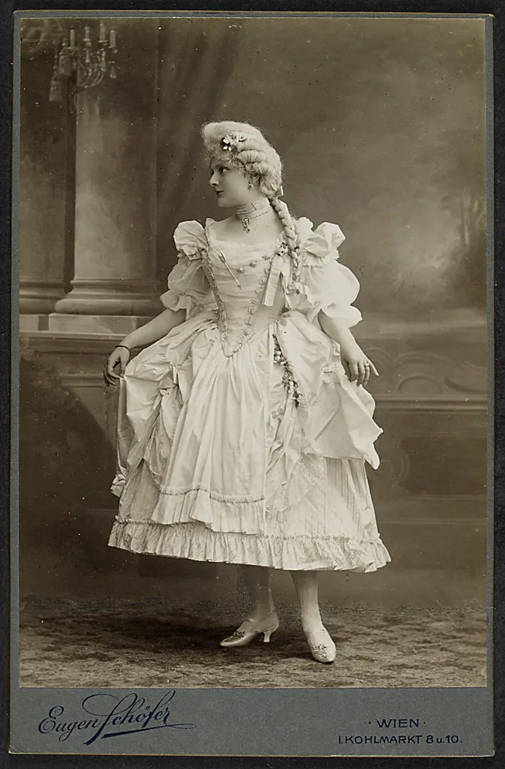 Martha Zauner, Verweis auf Stücktitel: Rococo