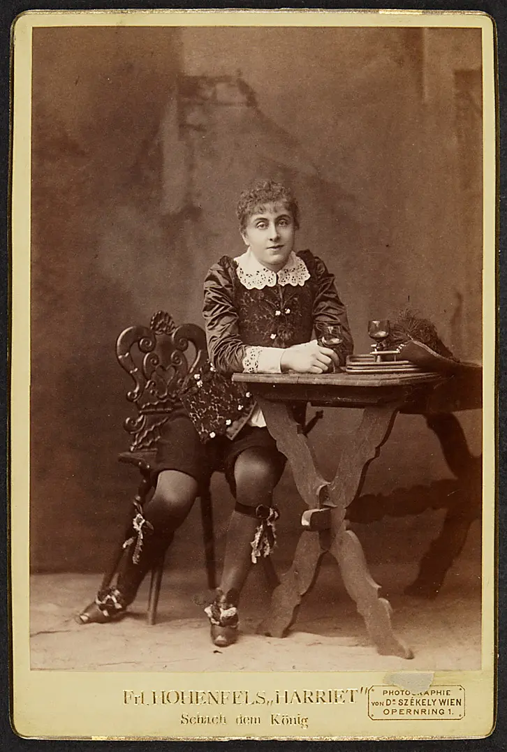 Stella Hohenfels, Verweis auf Stücktitel: Schach dem König